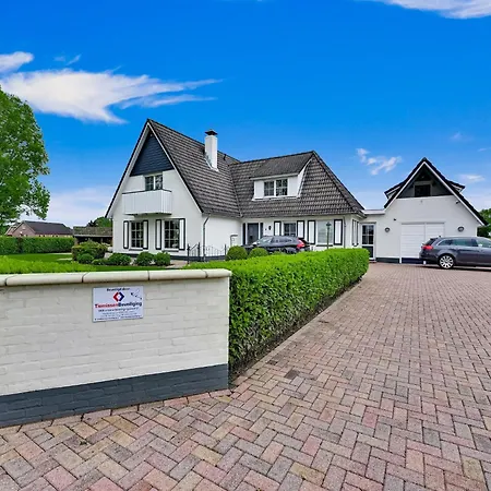 Tasteful In With Garden, Cleaning Included *