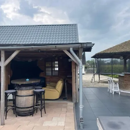 Tasteful In With Garden, Cleaning Included