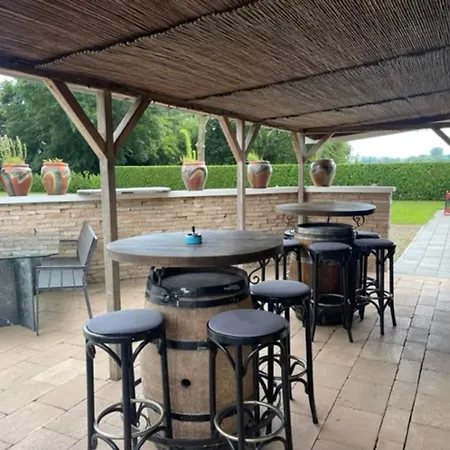 Tasteful In With Garden, Cleaning Included