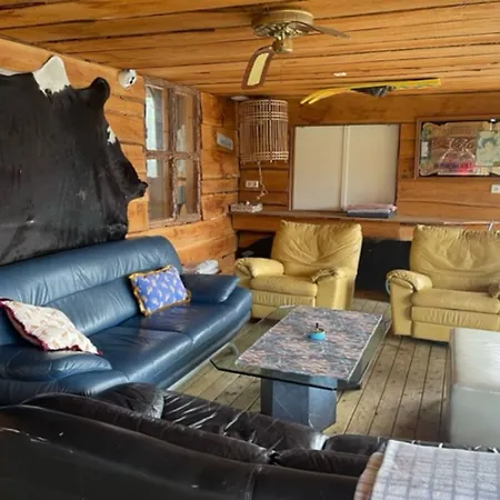 Tasteful In With Garden, Cleaning Included
